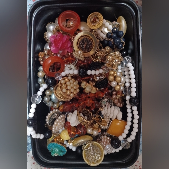 An Elegant Vintage Antique Assorted Jewelry Sets And Singles - Picture 5 of 6